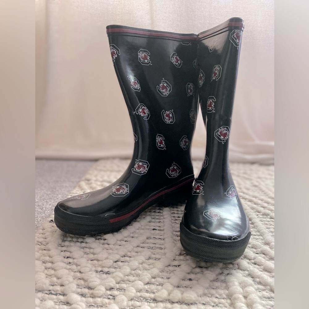 NWT, NCAA WOMANS B-BALL CHAMPS🎉Univ South Carolina Gamecocks rain boots, size 8